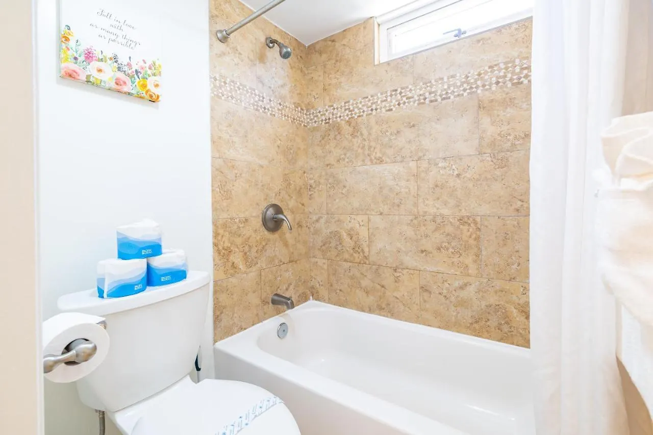 Apartment Beautiful Ocean View, Split Ac, 1 Block To Beach And Parking Honolulu