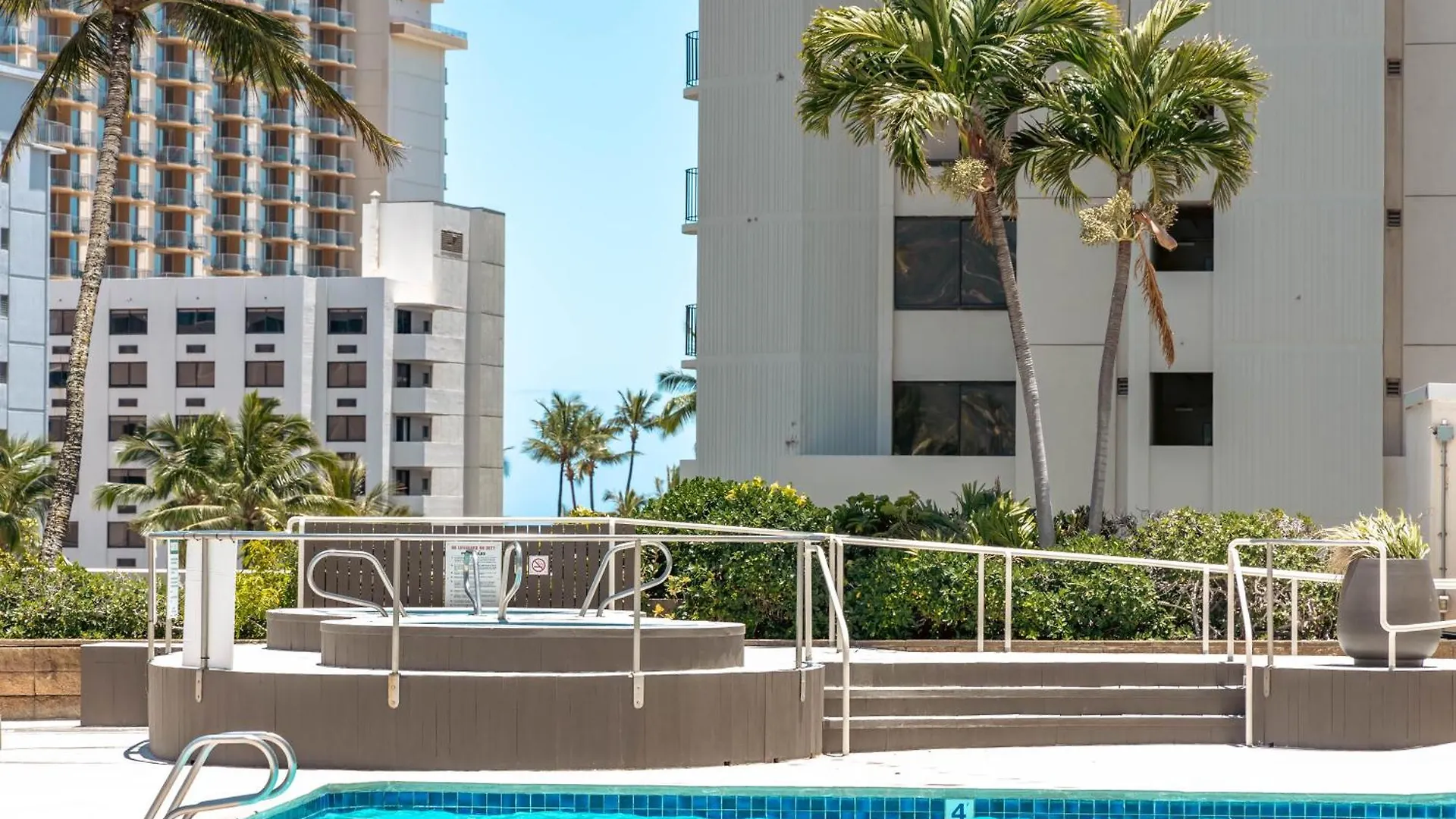 Beautiful Ocean View, Split Ac, 1 Block To Beach And Parking Honolulu